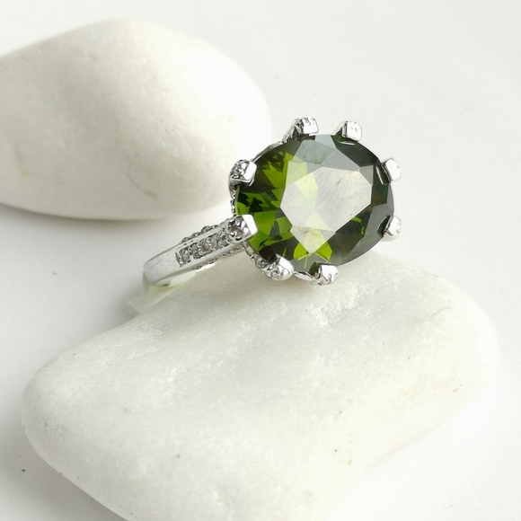 Green CZ Cocktail ring sz 7 - Picture 4 of 6